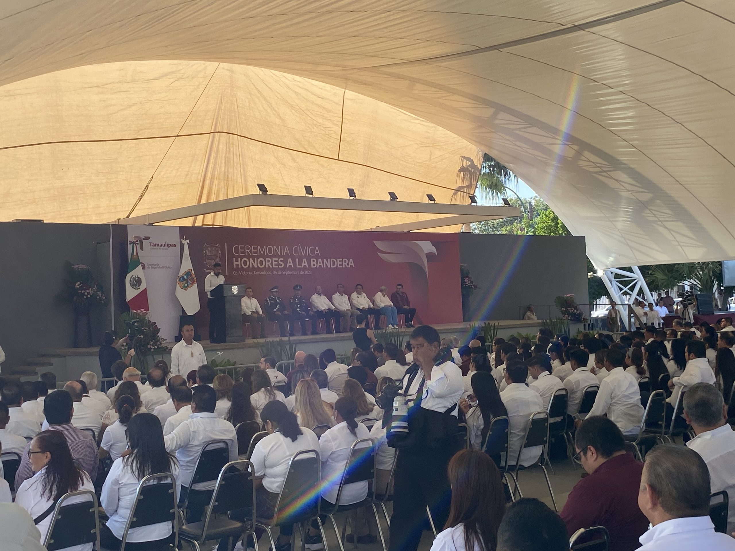 Honores a la bandera presididos por el gobernador de Tamaulipas, Américo Villarreal Anaya.
