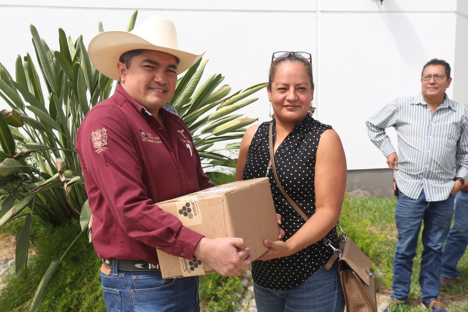 Entrega Gobierno del Estado alimento proteico a productores apícolas