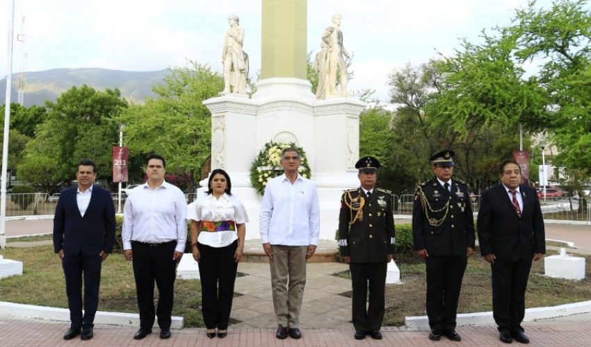 DEPOSITA GOBERNADOR OFRENDA FLORAL EN HONOR A LOS HÉROES DE LA INDEPENDENCIA