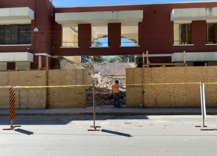 Demolición del Colegio Antonio Repiso registra 30% de avance.