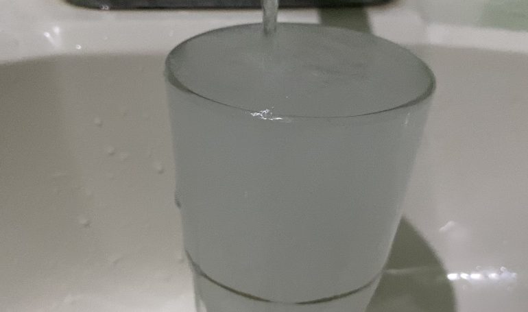 Sigue saliendo agua turbia en Ciudad Victoria.