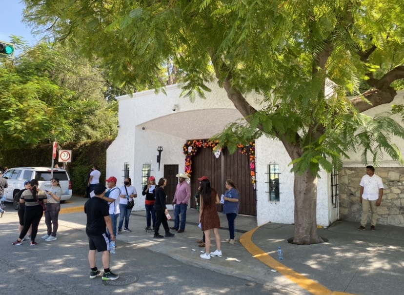 Protestan familiares de desaparecido afuera de casa de gobierno.