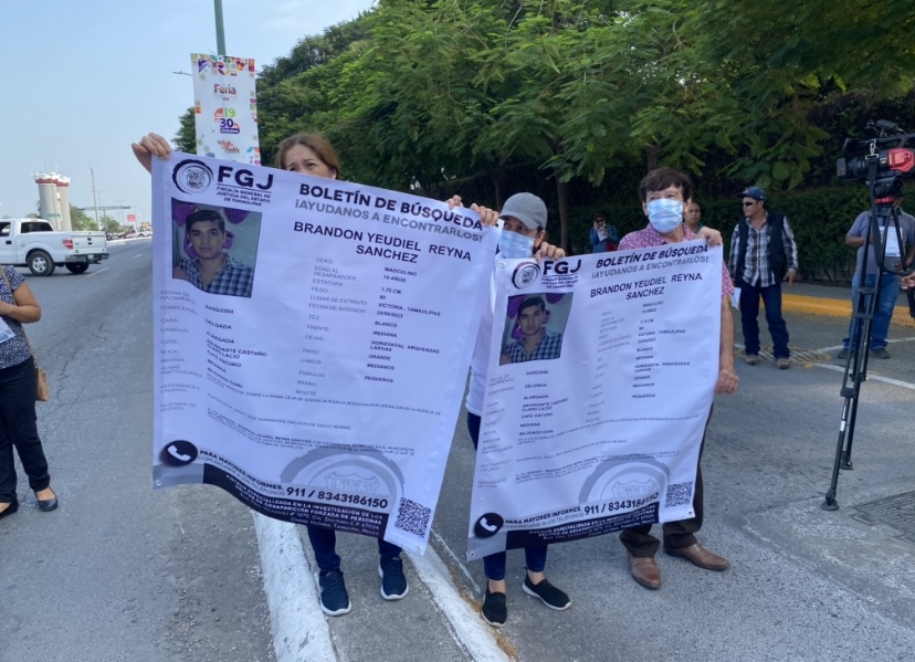 Protestan familias de desaparecidos afuera de casa de gobierno.
