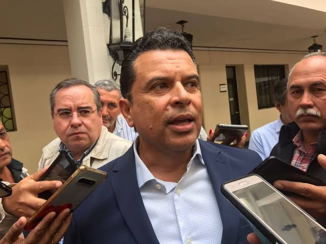 La autoridad invita a la directora del Jardín de Niños Jovita Leal, que acuda a la mesa de seguridad.