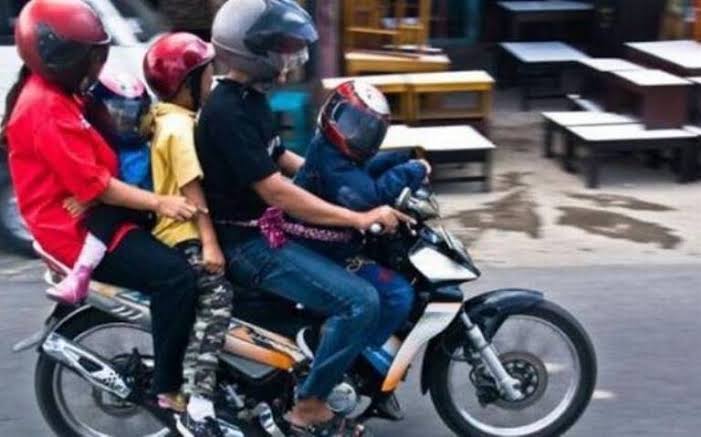 En las motocicletas tan sólo pueden viajar una o dos personas.