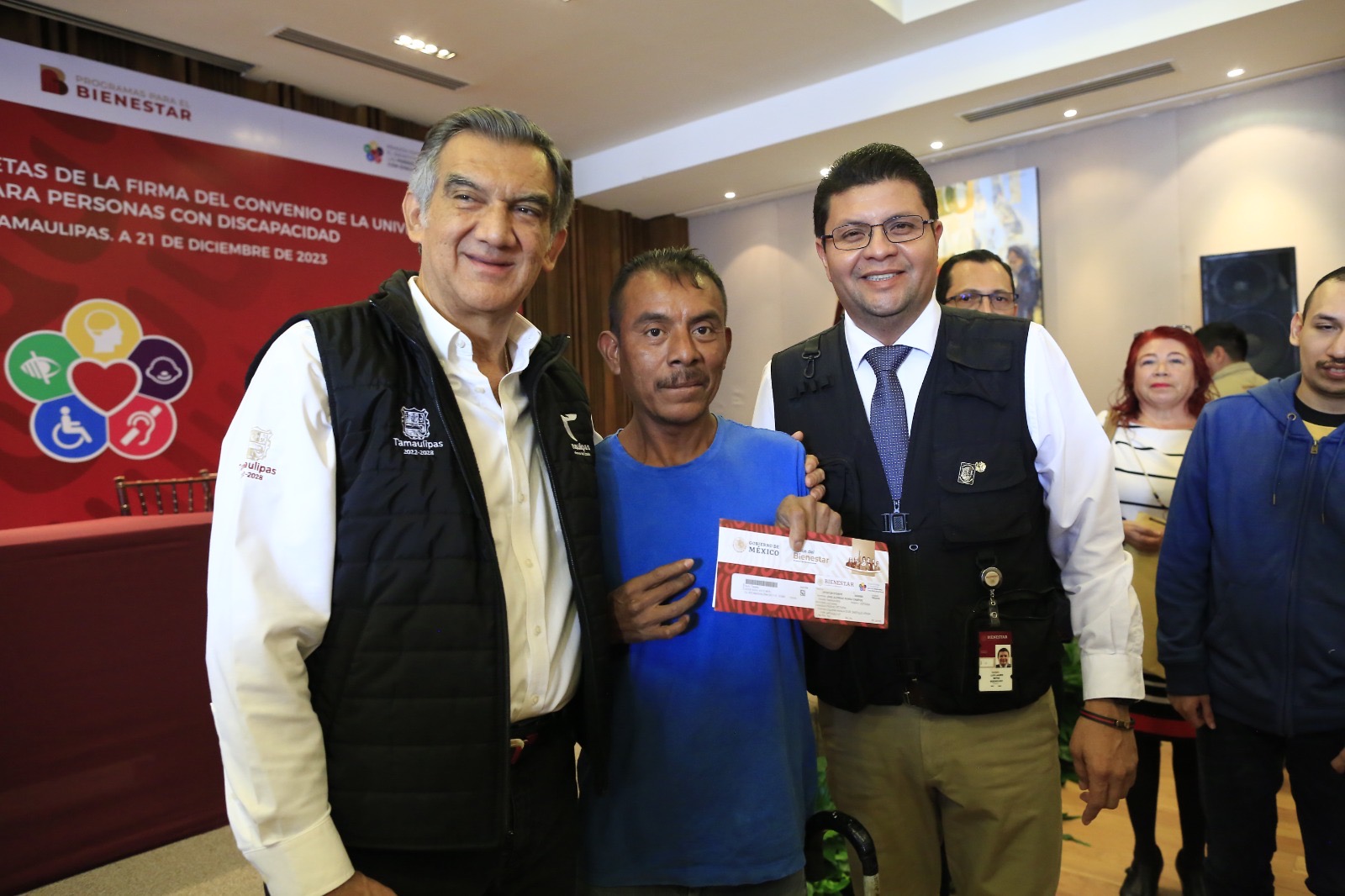 Entregan Américo y María tarjetas de pensión a personas con discapacidad