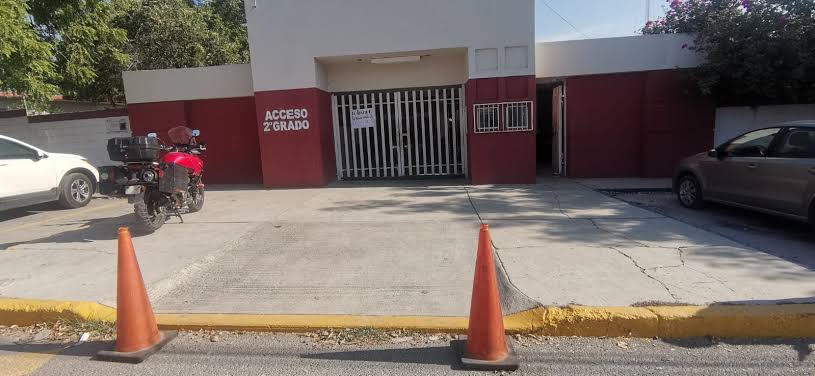 Padres de familia cerraron la secundaria técnica numero 54.
