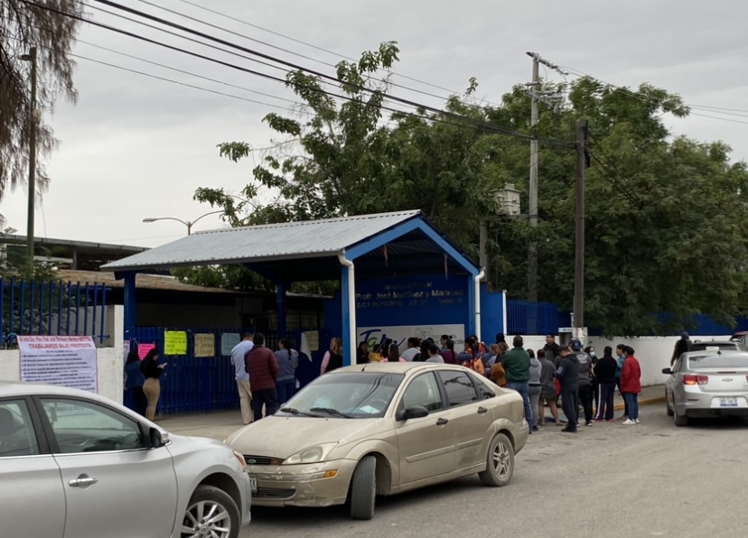 Maestros de la primaria José Martínez y Martínez trabajan bajo protesta.