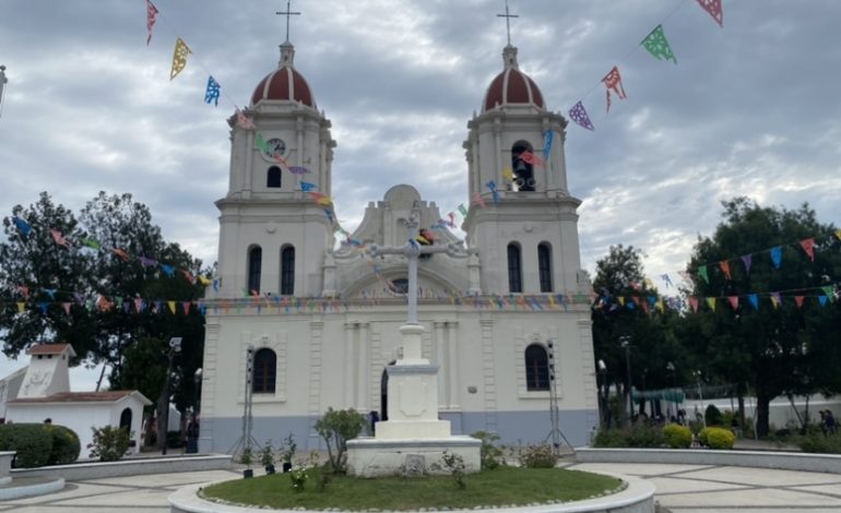 Creyentes visitan a la Virgen en su día.
