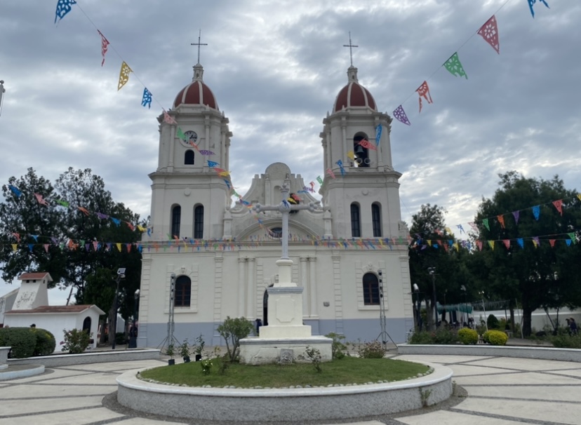 Creyentes visitan a la Virgen en su día.