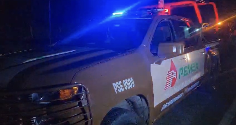 Se origina incendio en ducto de PEMEX en Altamira.