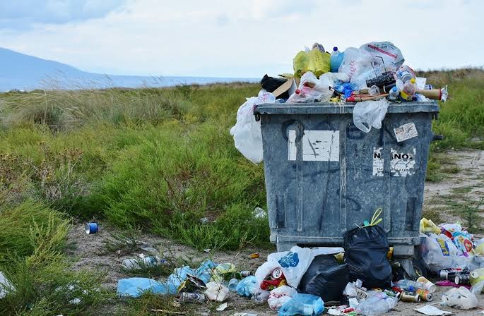 Inició la colocación de carteles con horarios de recolección de basura.