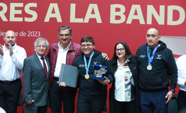 Entrega gobernador 117 mdp en becas y reconoce a los alumnos destacados de Tamaulipas