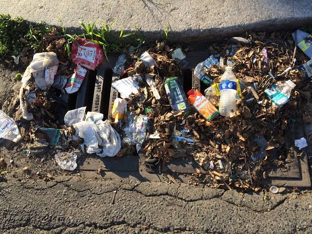 Continúa la instalación de letreros con horarios de recolección de basura.