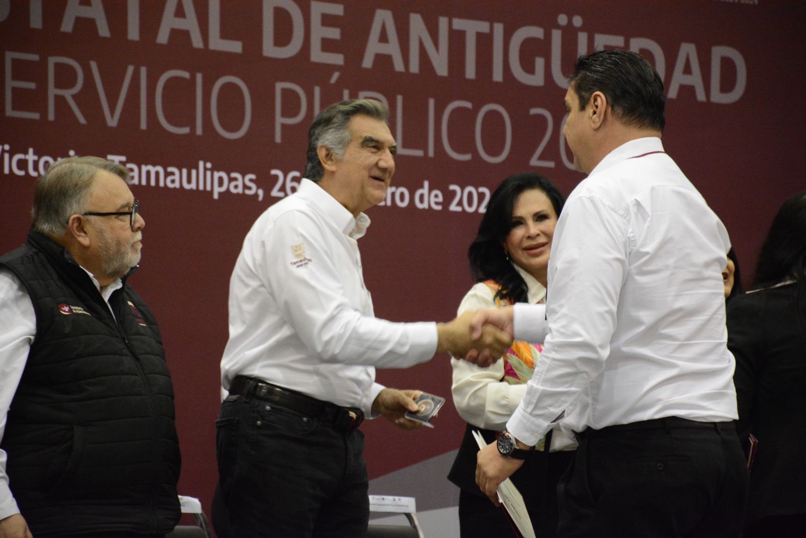Anuncia Américo aumento del 20% a burócratas