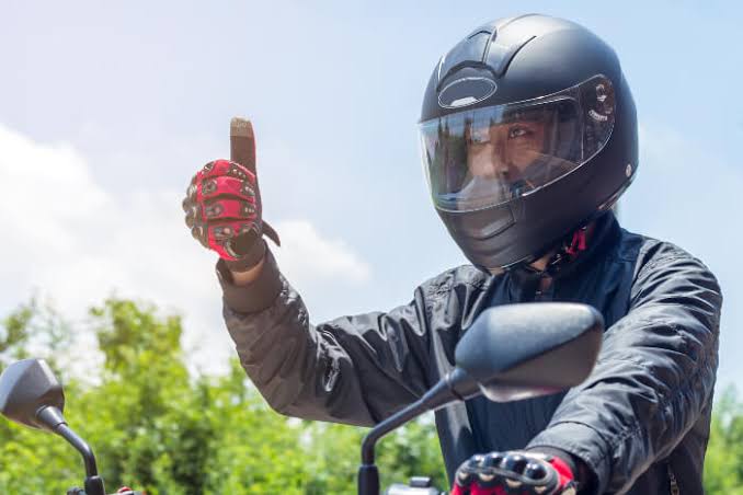Disminuye el numero de multas a motociclistas que conducen sin casco.