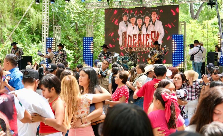 Paseantes disfrutan de la música en vivo, el baile, y la convivencia familiar en el San Marcazo.
