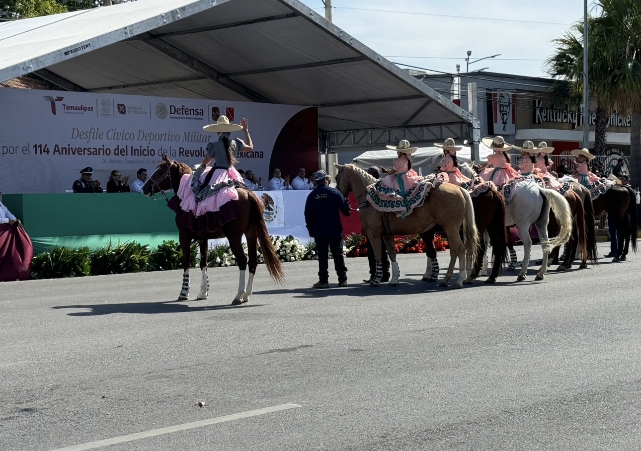 Se llevó a cabo el desfile por el 114 aniversario del inicio de la revolución mexicana.
