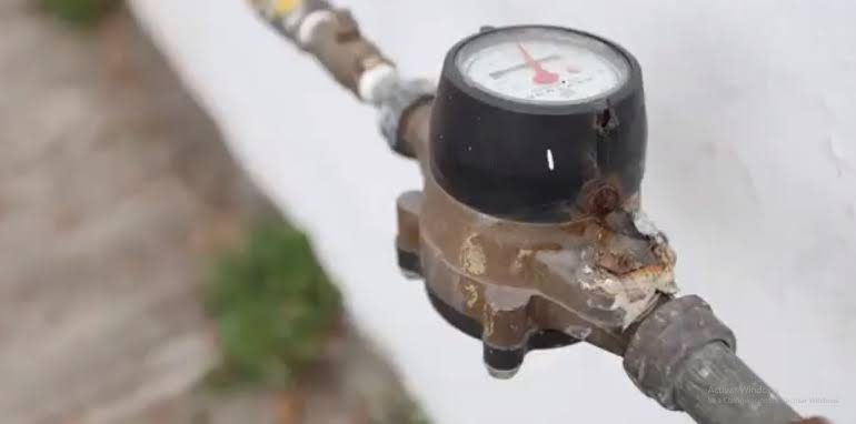 Exhorta la COMAPA a la ciudadanía a que cubra sus medidores y tomas de agua, ya que con el frío se pueden tronar.