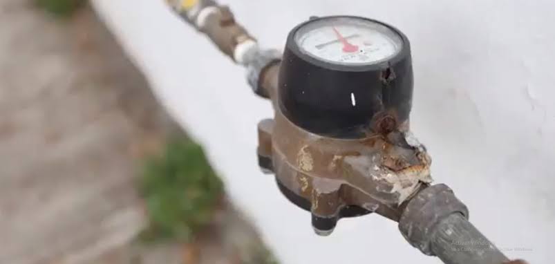 Exhorta la COMAPA a la ciudadanía a que cubra sus medidores y tomas de agua, ya que con el frío se pueden tronar.