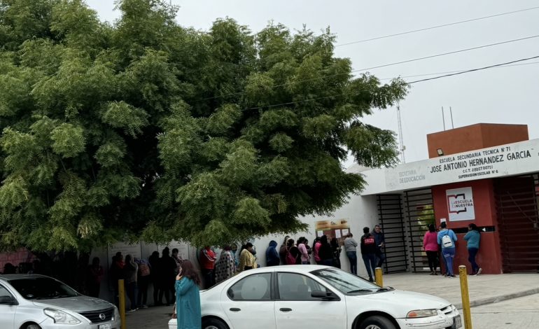 Se forma larga fila en la secundaria técnica numero 71 de Ciudad Victoria, padres de familia se forman para conseguir una ficha de inscripción para sus hijos.