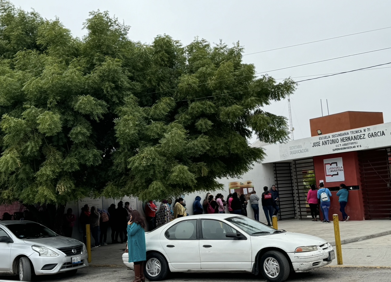 Se forma larga fila en la secundaria técnica numero 71 de Ciudad Victoria, padres de familia se forman para conseguir una ficha de inscripción para sus hijos.