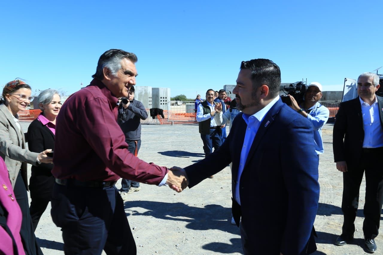 Coloca Américo primera piedra de nueva planta Medline en Nuevo Laredo