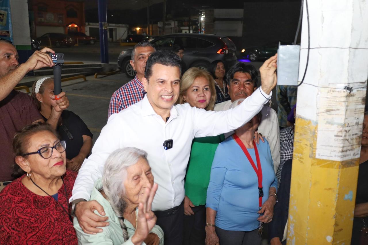 Cumple Municipio a vecinos de la Enrique Cárdenas con alumbrado.