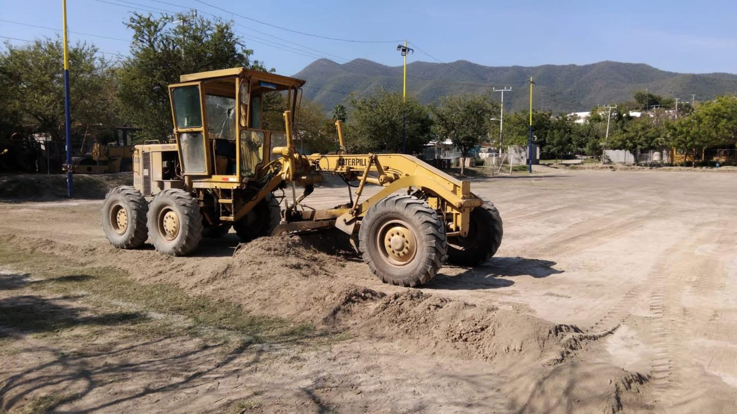 En Ciudad Victoria se realiza limpieza en campo de fútbol.