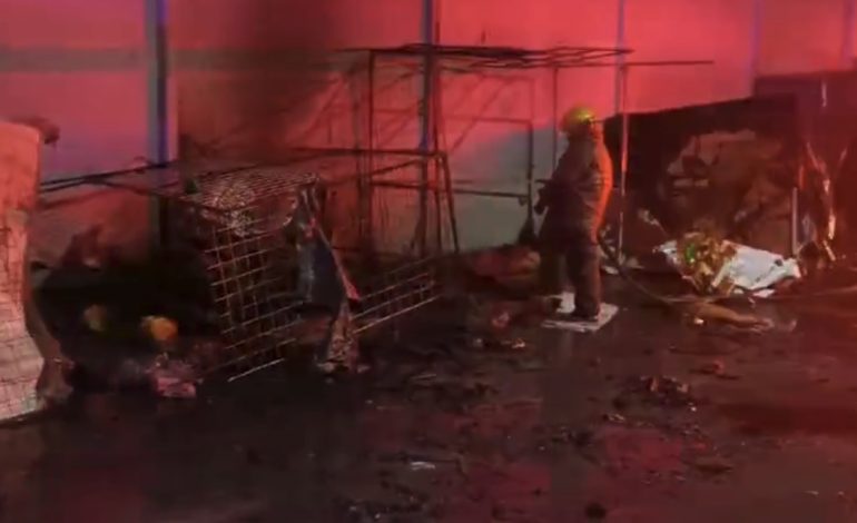 Se incendiaron 8 puestos de vendedores ambulantes en Ciudad Victoria.