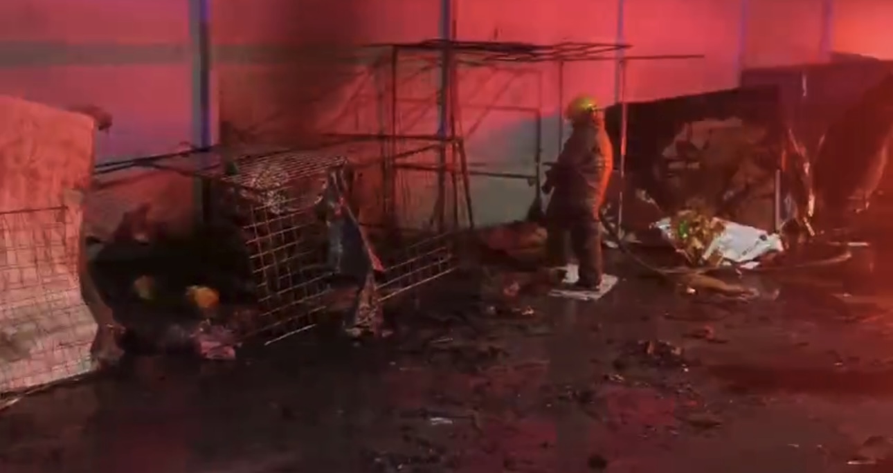 Se incendiaron 8 puestos de vendedores ambulantes en Ciudad Victoria.