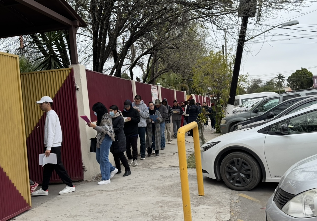 Pese al frío jóvenes y adultos hicieron una larga fila en busca de empleo.