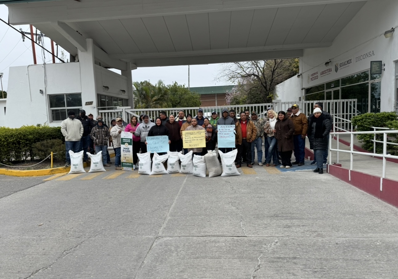 Sigue la protesta de los productores de frijol de Abasolo en SEGALMEX.