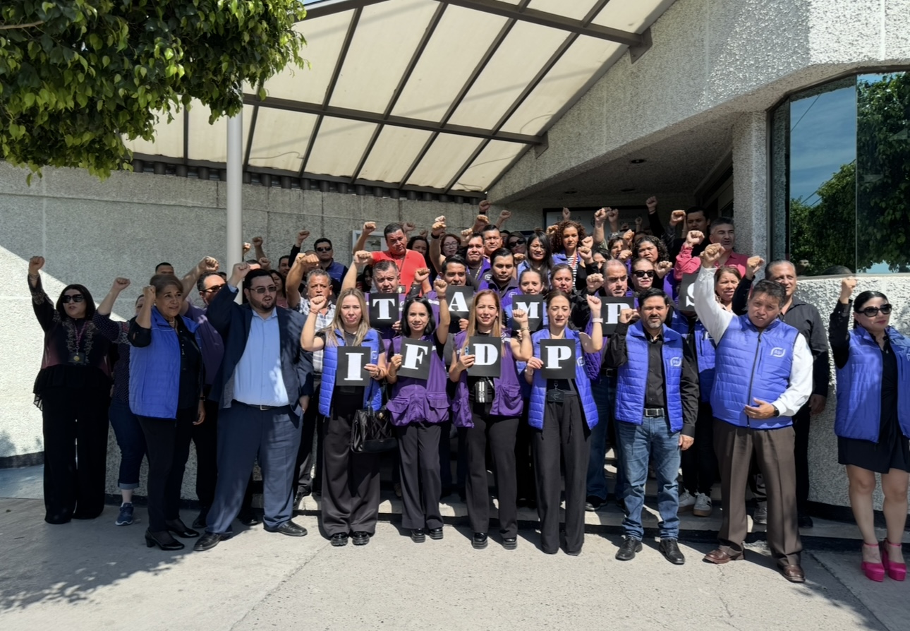 Se manifiestan trabajadores del Instituto Federal de Defensoría Pública en Ciudad Victoria, protestan por reducción de salario.