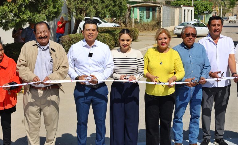 Agradecen vecinos obra pública en colonia del Maestro.
