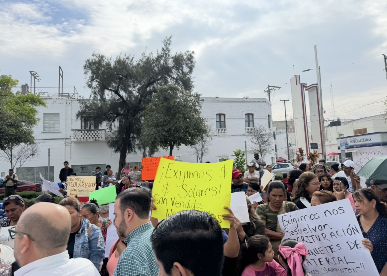 Colonos protestan en el ayuntamiento de Ciudad Victoria, piden regularización de colonias, así como servicios públicos.