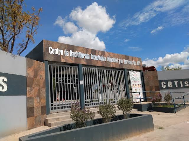 Garantiza la secretaría de educación suficientes espacios para alumnos de educación media superior.