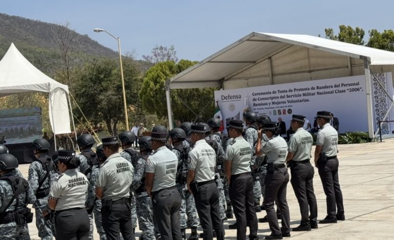 Llevan a cabo toma de protesta de bandera.